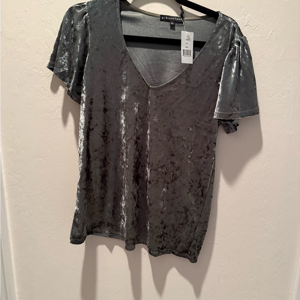 Gibsonlook Women's Green Velvet Top- Size X small -oversized